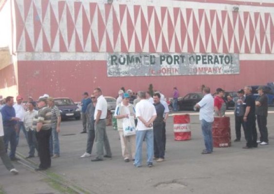 Popa renunţă la funcţia din Port, protestele continuă